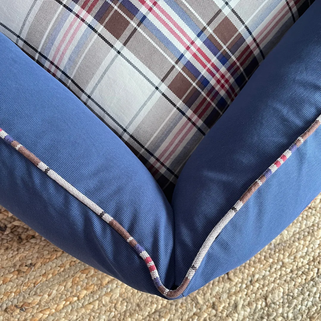 PoochMate OAK 3.0 :  Baby Giraffes Blue & Beige Tartan Dog Bed : Small